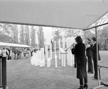 882390 Afbeelding van het Utrechts Koperkwartet, dat voor de muzikale omlijsting van de onthulling zorgt bij de ...